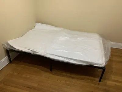 Metal bed frame assembly with mattress placement