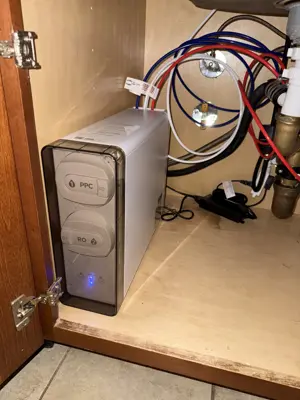 Shut-off valve and water filtration installation