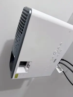 Ceiling projector installation with mounting bracket