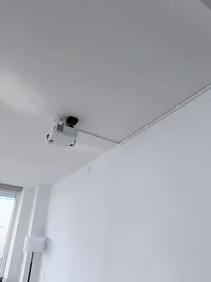 Ceiling projector installation with mounting bracket
