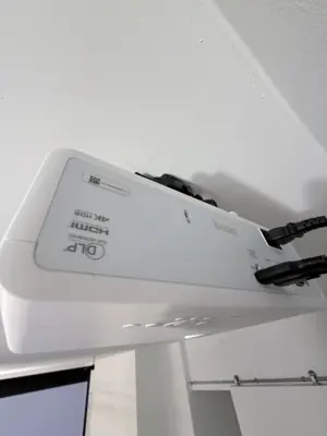 Ceiling projector installation with mounting bracket