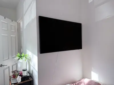 TV wall mounting — flat screen mounted with bracket and cable management